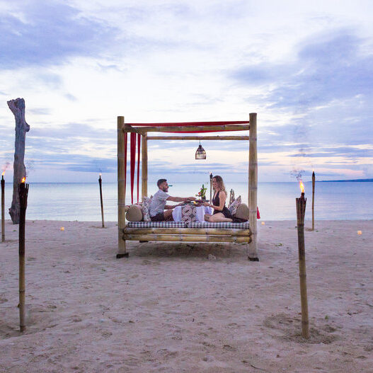 Couples+beach+dinner+hotel+tugu+lombok